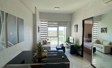Executive 1BR Condo with Balcony in Mactan Newtown (Seaview)