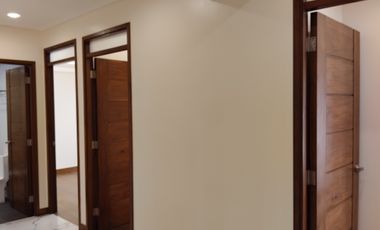 For Sale/Rent! New Penthouse, Bi-level, 5BR, interior design, with 1 carparks,Semi furnished. at Brio Makati.