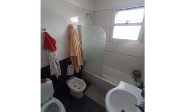 DEPTO 3 AMB con dependencia todo el frente con balcon