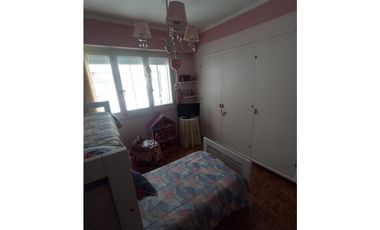 DEPTO 3 AMB con dependencia todo el frente con balcon