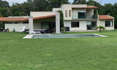 Moderna y amplia casa en arriendo