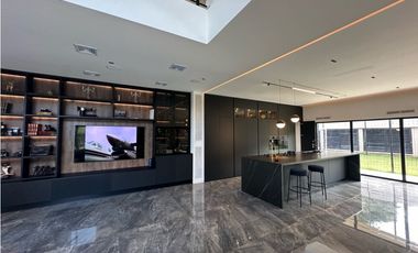 HERMOSA CASA MODERNA  DE DOS NIVELES CERCA DEL MAR. Pto Colombia