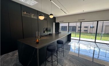 HERMOSA CASA MODERNA  DE DOS NIVELES CERCA DEL MAR. Pto Colombia