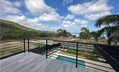 HERMOSA CASA MODERNA  DE DOS NIVELES CERCA DEL MAR. Pto Colombia