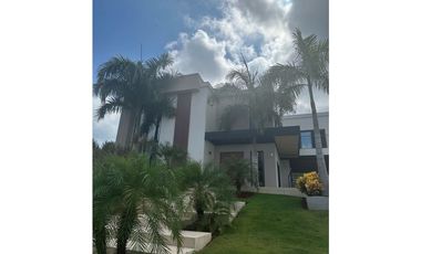 HERMOSA CASA MODERNA  DE DOS NIVELES CERCA DEL MAR. Pto Colombia