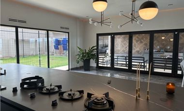 HERMOSA CASA MODERNA  DE DOS NIVELES CERCA DEL MAR. Pto Colombia