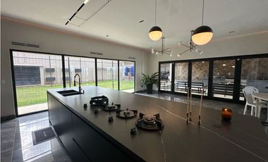 HERMOSA CASA MODERNA  DE DOS NIVELES CERCA DEL MAR. Pto Colombia