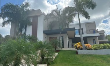 HERMOSA CASA MODERNA  DE DOS NIVELES CERCA DEL MAR. Pto Colombia