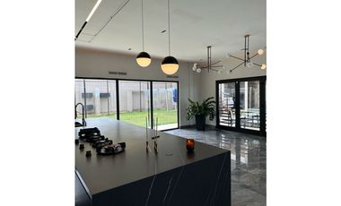 HERMOSA CASA MODERNA  DE DOS NIVELES CERCA DEL MAR. Pto Colombia