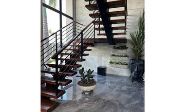 HERMOSA CASA MODERNA  DE DOS NIVELES CERCA DEL MAR. Pto Colombia