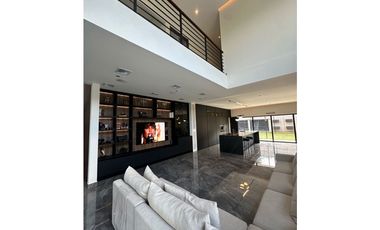 HERMOSA CASA MODERNA  DE DOS NIVELES CERCA DEL MAR. Pto Colombia