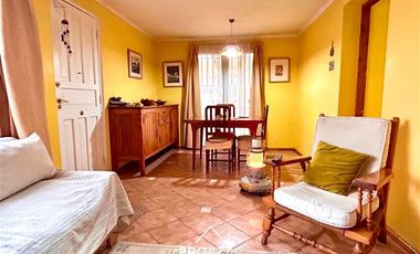 Casa en Venta en Casa con Gran Terreno en Barrio Seguro y Residencial, Metro San Joaquin, Macul