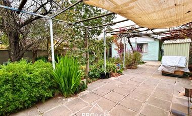 Casa en Venta en Casa con Gran Terreno en Barrio Seguro y Residencial, Metro San Joaquin, Macul