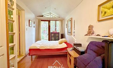 Casa en Venta en Casa con Gran Terreno en Barrio Seguro y Residencial, Metro San Joaquin, Macul