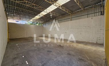BODEGA CON PATIO Y OFICINAS EN RENTA