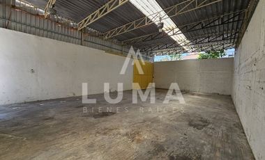BODEGA CON PATIO Y OFICINAS EN RENTA