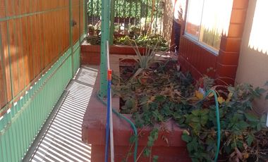 HERMOSA CASA ESQUINA, DE DOS PISOS, EXCELENTE BARRIO