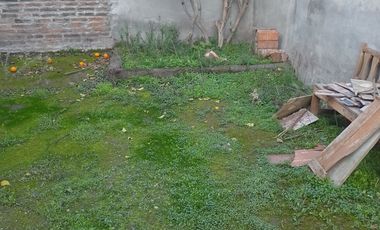 HERMOSA CASA ESQUINA, DE DOS PISOS, EXCELENTE BARRIO