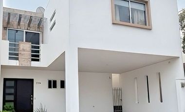 Casa en venta en Cumbres Providencia Frente a Parque