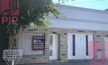 Casa  en Alquiler Haedo / Moron (B110 1149)