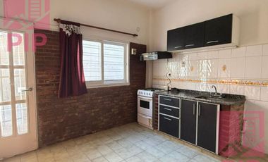 Casa  en Alquiler Haedo / Moron (B110 1149)