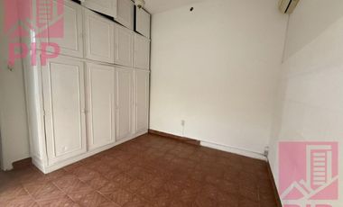 Casa  en Alquiler Haedo / Moron (B110 1149)