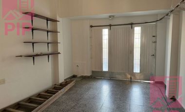 Casa  en Alquiler Haedo / Moron (B110 1149)