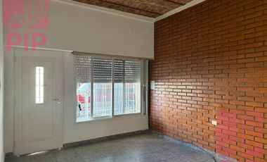 Casa  en Alquiler Haedo / Moron (B110 1149)
