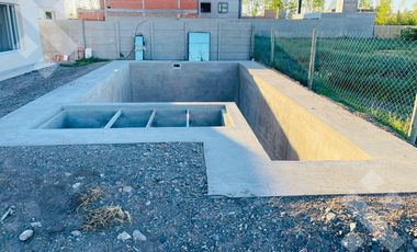 Venta Casa 3 dormi   piscina - B° Piedras Blancas - Fernandez Oro