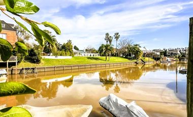 VENTA Casa en Marina del Sol - Punta Chica 500 m2 cubiertos en lote al agua con amarra