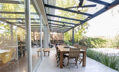VENTA Casa en Marina del Sol - Punta Chica 500 m2 cubiertos en lote al agua con amarra