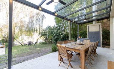VENTA Casa en Marina del Sol - Punta Chica 500 m2 cubiertos en lote al agua con amarra