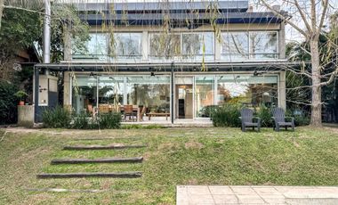 VENTA Casa en Marina del Sol - Punta Chica 500 m2 cubiertos en lote al agua con amarra