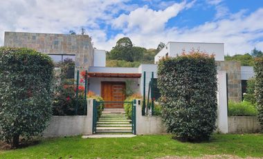 XG_VENTA TERRENO EN GUAYLLABAMBA 2.500 m² con Producción de Aguacates, esquinero.