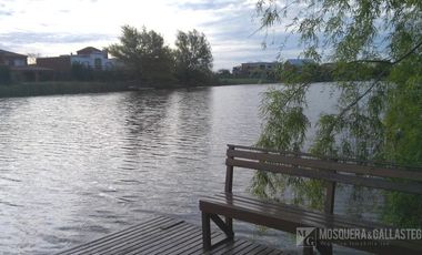 Mosquera y Gallastegui - Casa al agua en San Isidro Labrador