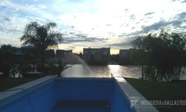 Mosquera y Gallastegui - Casa al agua en San Isidro Labrador