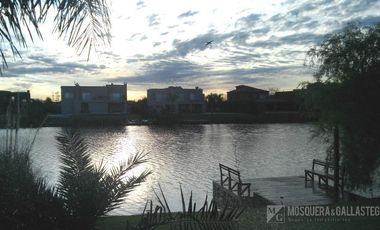 Mosquera y Gallastegui - Casa al agua en San Isidro Labrador