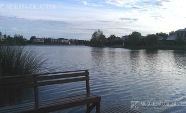 Mosquera y Gallastegui - Casa al agua en San Isidro Labrador