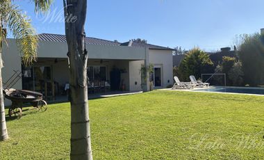 Casa a la venta en La Horqueta de Echeverría Canning