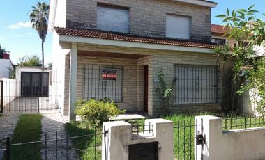 CASA en ALQUILER ESCOBAR CENTRO 3 DORMITORIOS COCHERA - RESERVADA!!