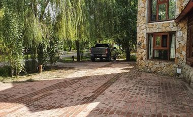 Casa en alquiler - 5 dormitorios 3 baños - Haras del Sur I, La Plata