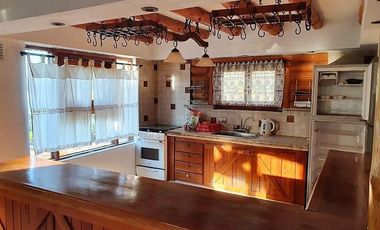 Casa en alquiler - 5 dormitorios 3 baños - Haras del Sur I, La Plata