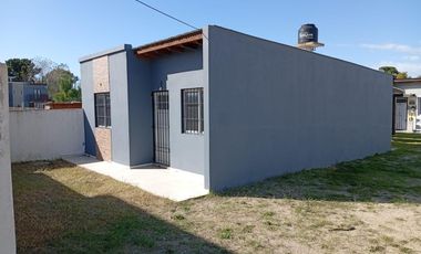 Casa en venta - 2 Dormitorios 1 Baño - Mar del Tuyú