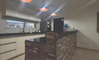 Casa en venta - 3 Dormitorios 4 Baños - Pilar