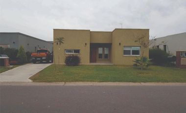 Casa en venta - 3 Dormitorios 4 Baños - Pilar