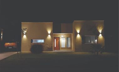 Casa en venta - 3 Dormitorios 4 Baños - Pilar