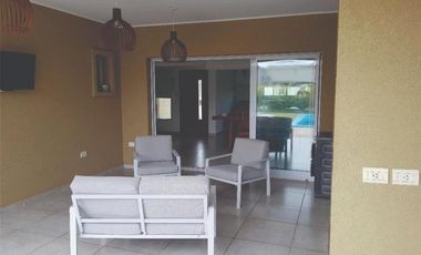 Casa en venta - 3 Dormitorios 4 Baños - Pilar