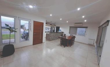 Casa en venta - 3 Dormitorios 4 Baños - Pilar