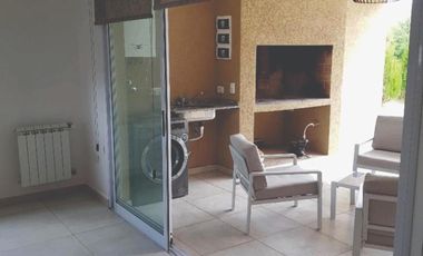 Casa en venta - 3 Dormitorios 4 Baños - Pilar