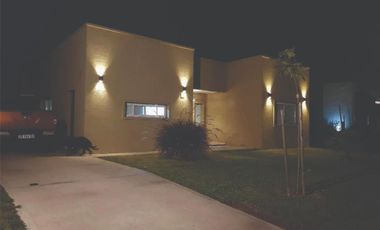 Casa en venta - 3 Dormitorios 4 Baños - Pilar